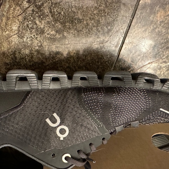 ON Tennis Shoes size 7 1/2 Excellent condition as pictured - Picture 10 of 16